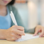 Person som skriver notater. Illustrativt foto.