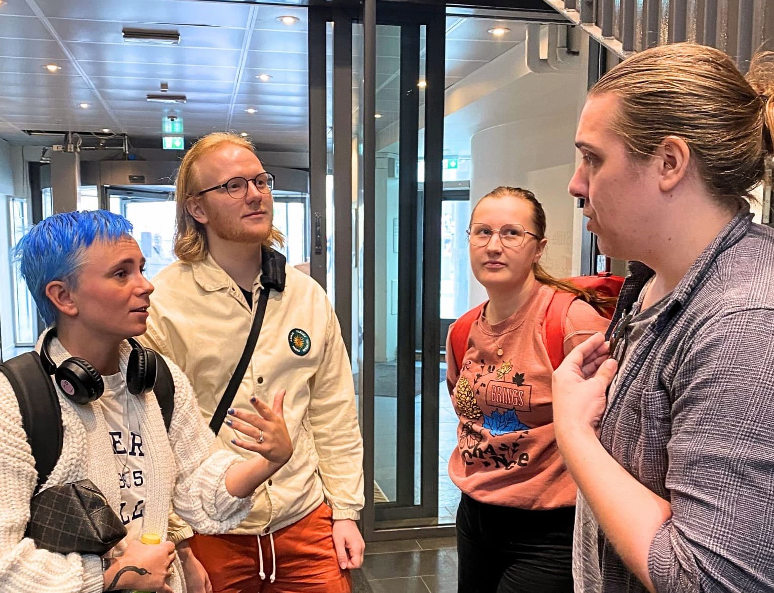 Fire personer i engasjert samtale. Foto.