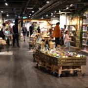 bibliotekmiljø med bøker og folk. foto.