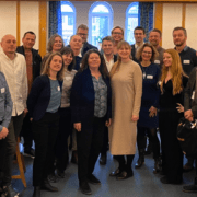 gruppebilde av stortingsrepresentantene kathy lie og grete wold fra sv sammen med representanter fra de deltakende organisasjonene på innspillsmøte. foto.