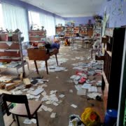 innsiden av barneavdelingen på et ødelagt ukrainsk bibliotek. foto.