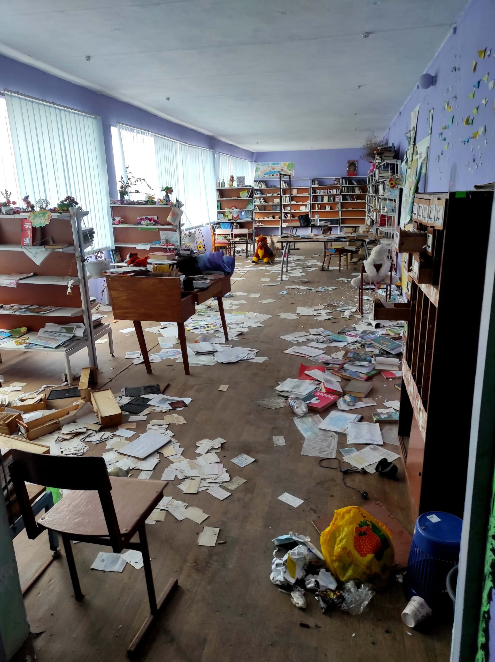 innsiden av barneavdelingen på et ødelagt ukrainsk bibliotek. foto.