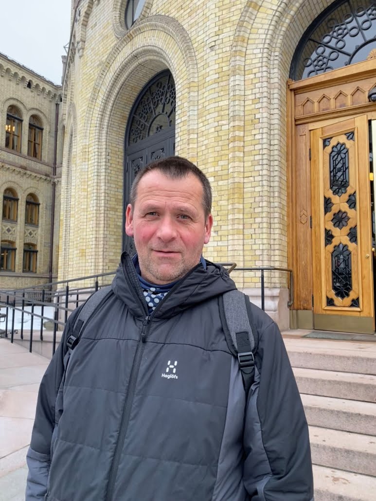 portrett av ola eiksund foran stortinget. foto. 