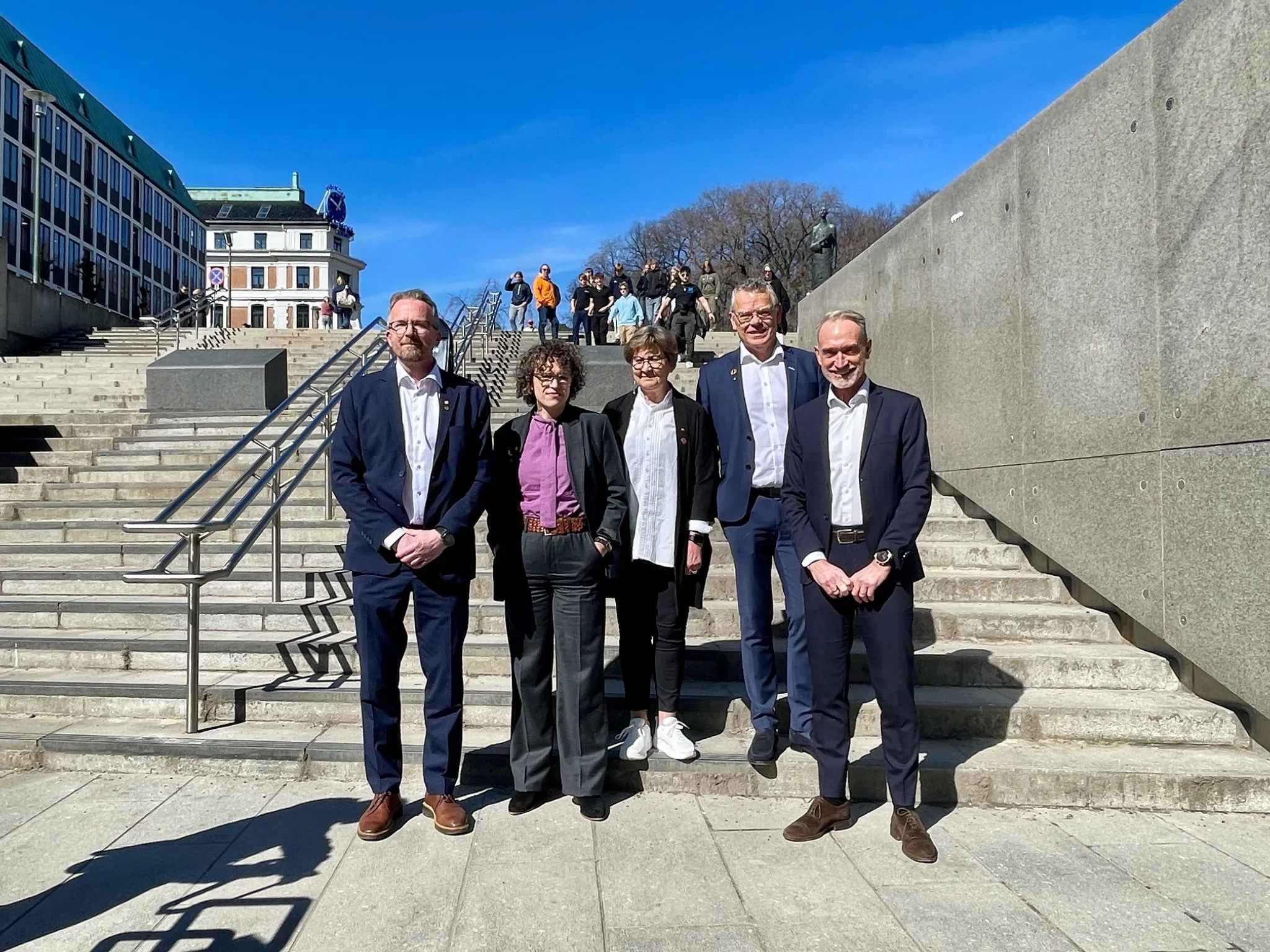 Gruppebilde utendørs i trapp. Foto.