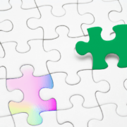 hvitt puslespill med regnbuebrikke og grønn brikke. illustrasjon.