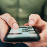 hender som holder smarttelefon