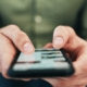 hender som holder smarttelefon