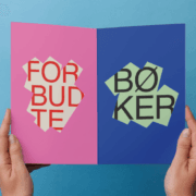 hender som holder flyer med teksten "forbudte bøker". illustrasjonsfoto.