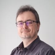 portrett av mann foran grå bakgrunn. foto.