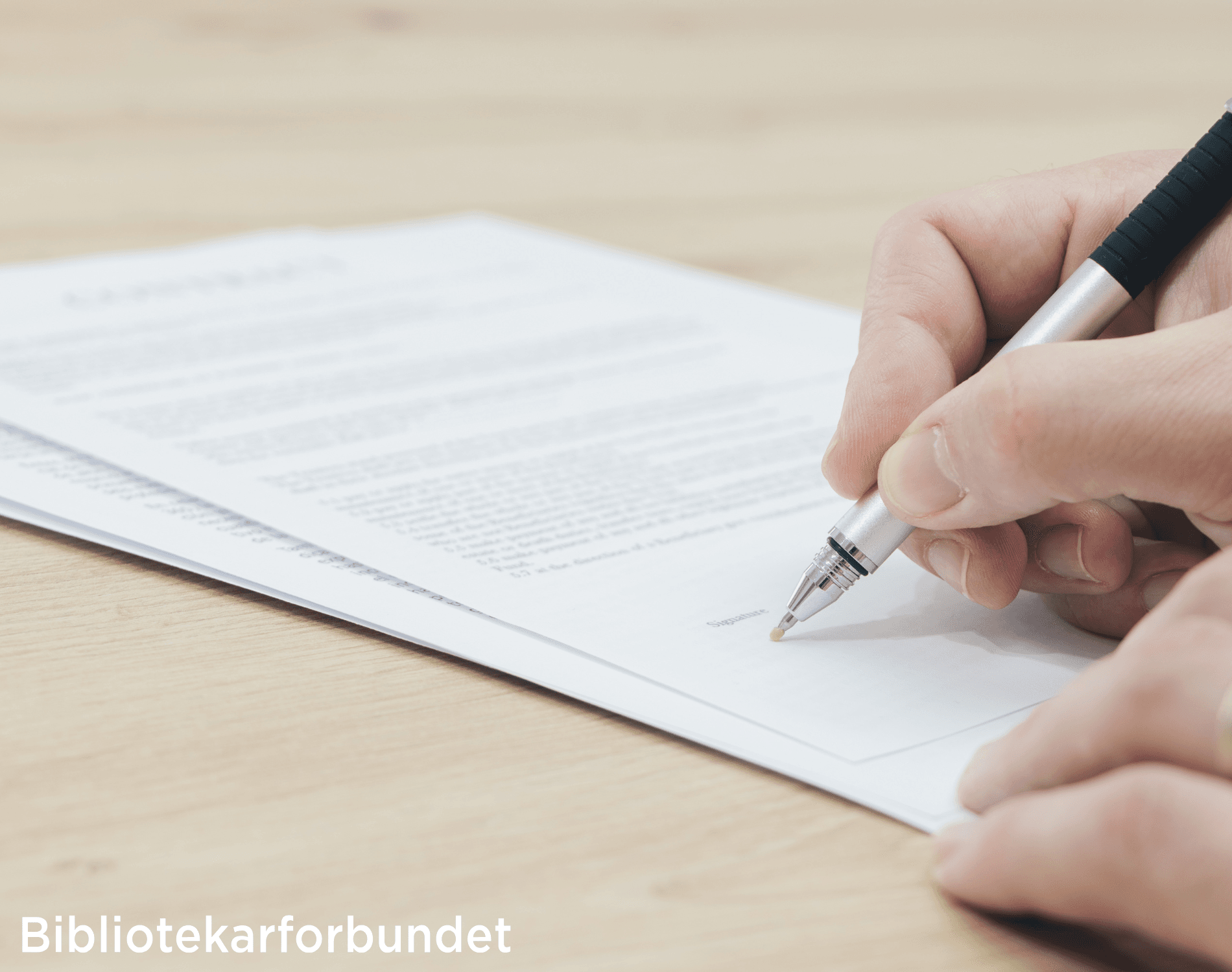 advokathjelpiprivatsaker hender som signerer en kontrakt, svart tekst på hvitt papir. illustrasjonsfoto.