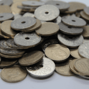 norske mynter i en stor haug. foto.