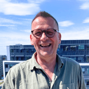 portrett mann utendørs foran bygning.foto.