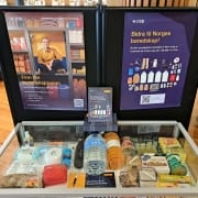 utstilling av egnberedskap ved tønsberg bibliotek. foto.