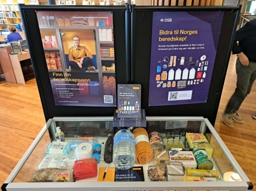 utstilling av egnberedskap ved tønsberg bibliotek. foto.