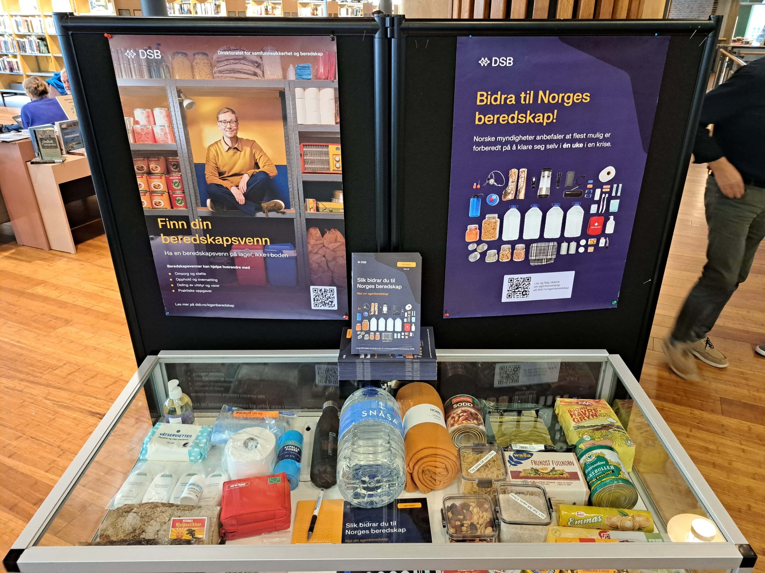 utstilling av egnberedskap ved tønsberg bibliotek. foto.