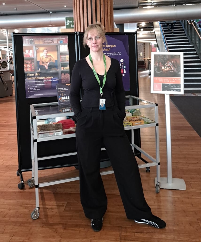 portrett av stine marie schmedling ved tønsberg bibliotek helfigur. foto. 