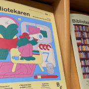 magasin i bokhylle. foto.