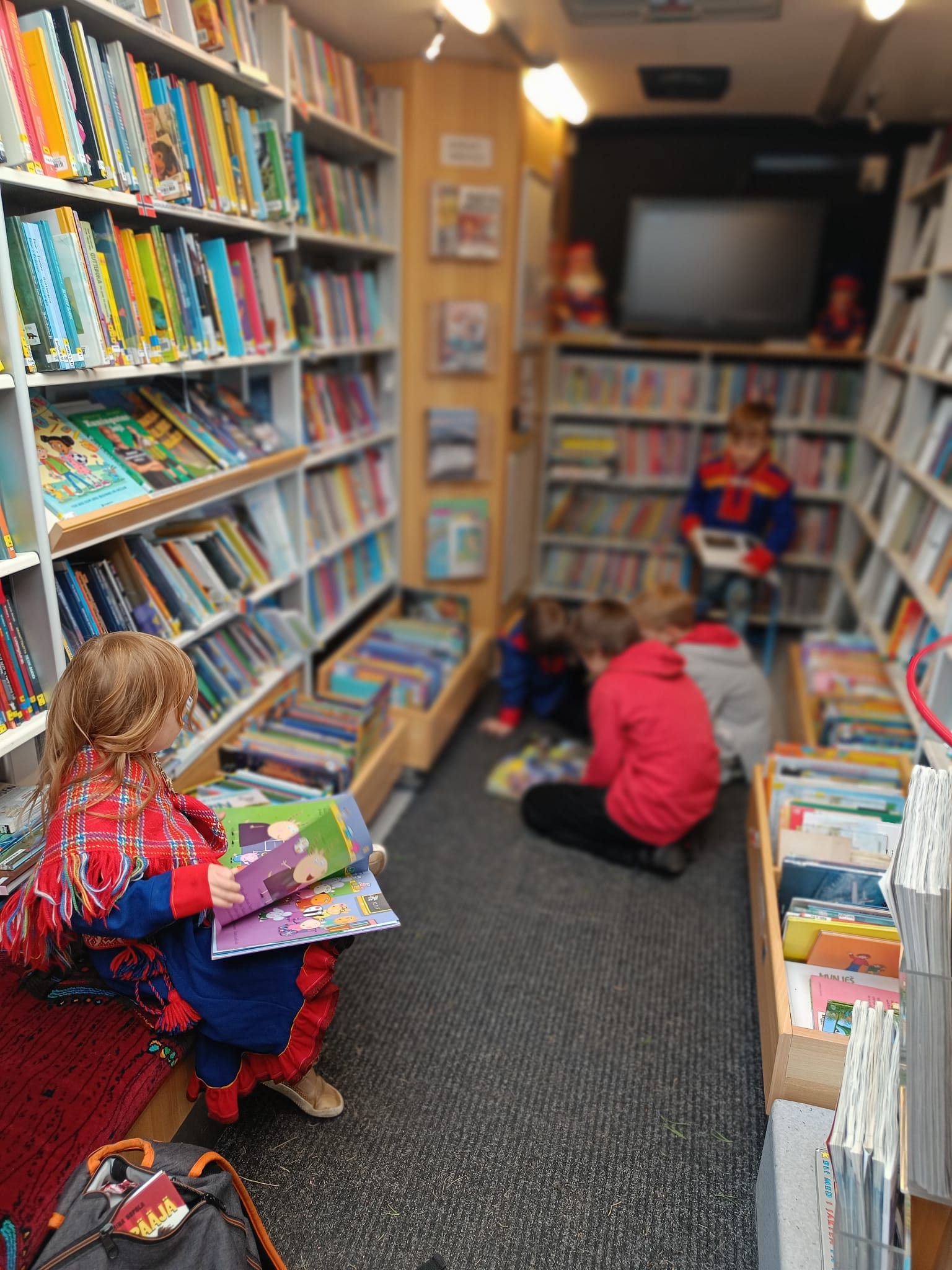 barn leser i bøker. foto