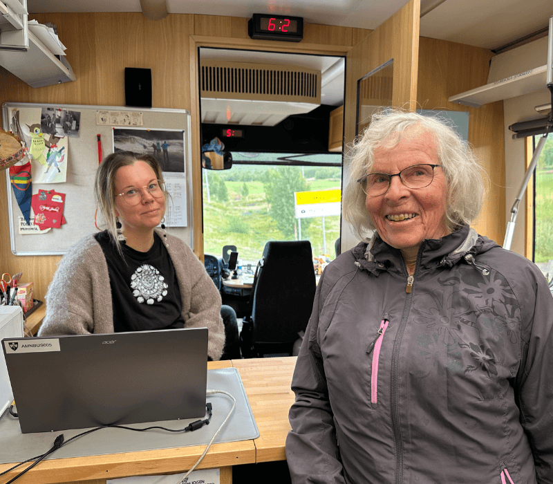 låner på besøk i bokbussen. foto