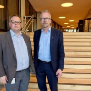 to menn foran trapp avbildet er forhandlingsledere i Unio Kommune. Foto.