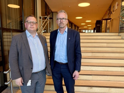 to menn foran trapp avbildet er forhandlingsledere i Unio Kommune. Foto.