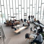 åpent bilde fra folkebibliotek, noen leser, studerer og andre leter etter ting. foto.