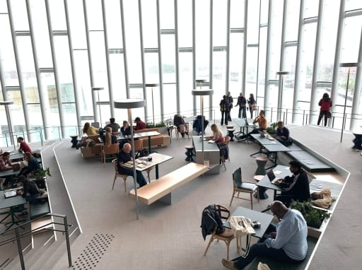 åpent bilde fra folkebibliotek, noen leser, studerer og andre leter etter ting. foto.