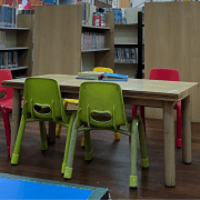 tomt og mørkt skolebibliotek. foto.