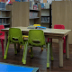 tomt og mørkt skolebibliotek. foto.
