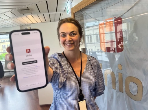 portrett andrea mandt unio med mobil. foto