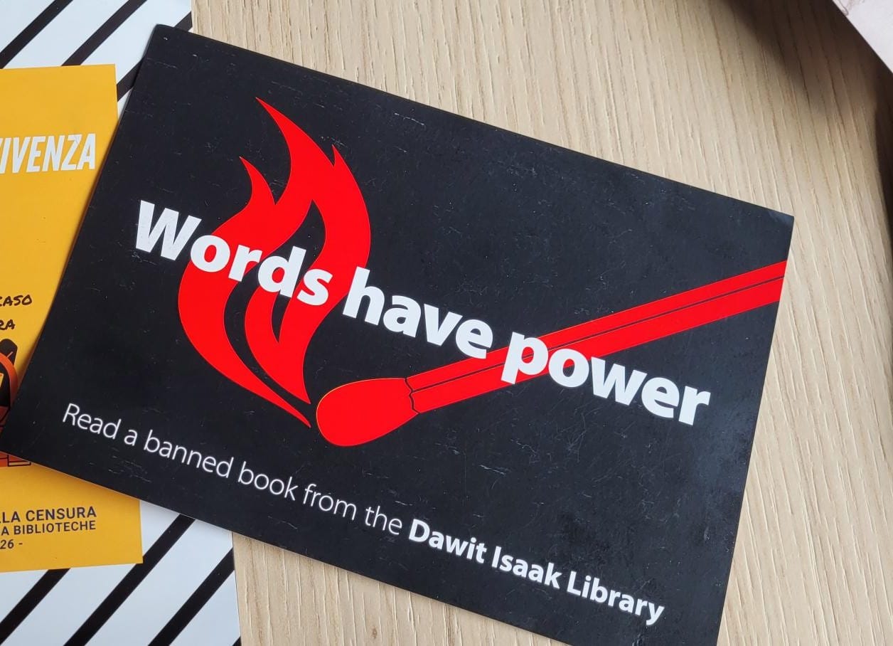 brosjyre med teksten "Words have power" fra the dawit isaak library ligger på en bordflate. foto