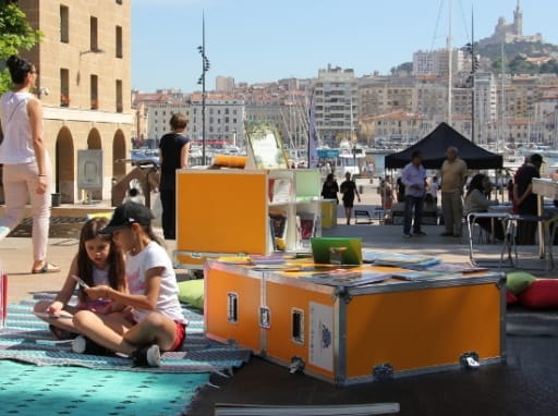 ideas box marseille port children. foto