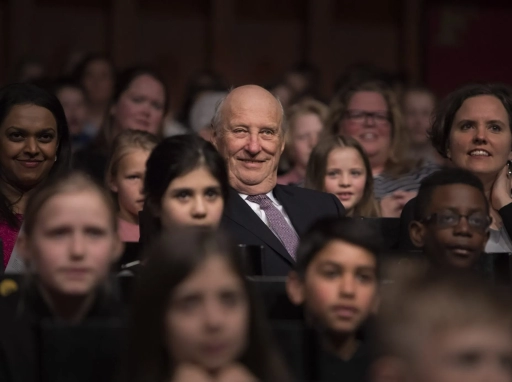 Portrett av kong harald i publikumsmengde. foto