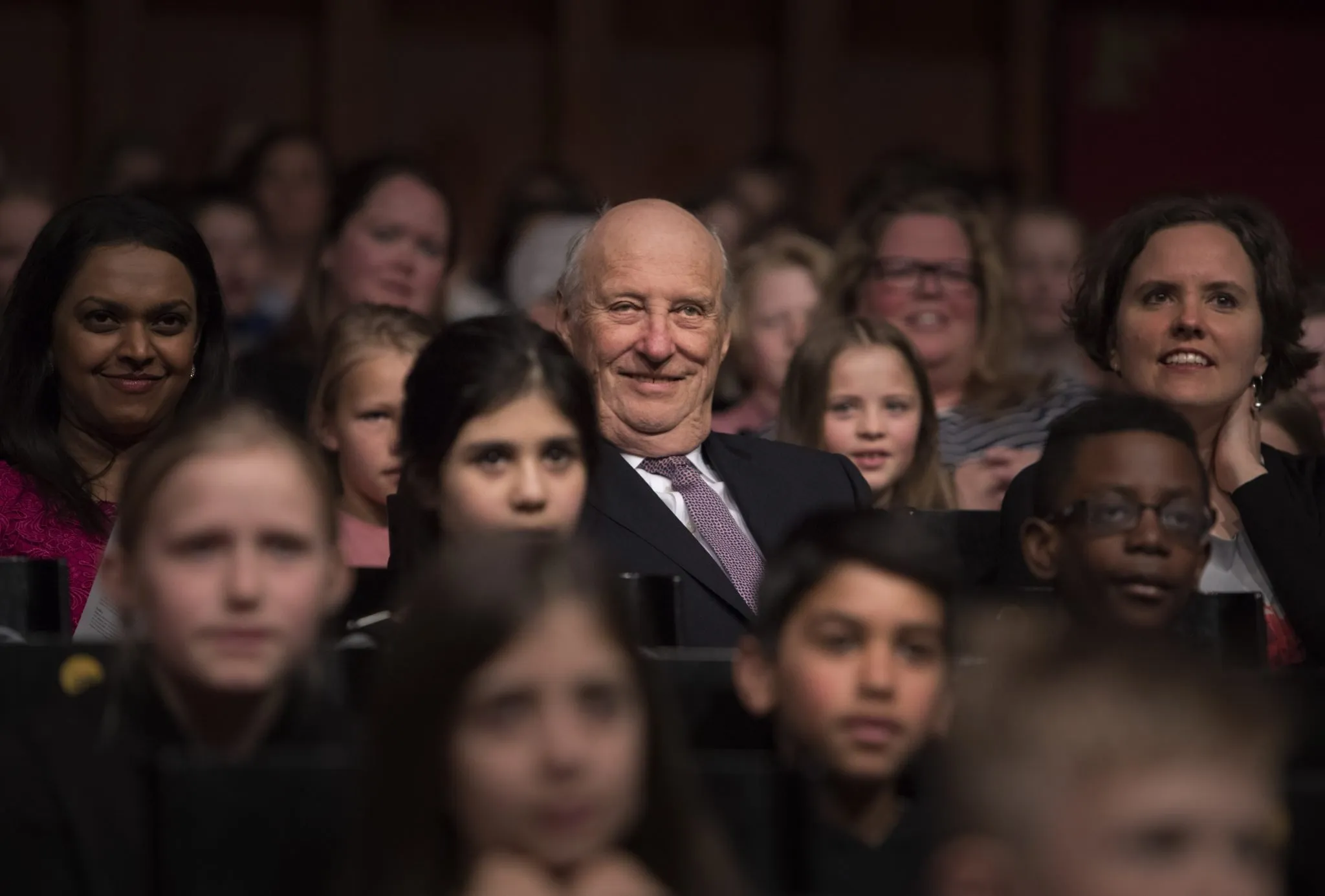 Portrett av kong harald i publikumsmengde. foto