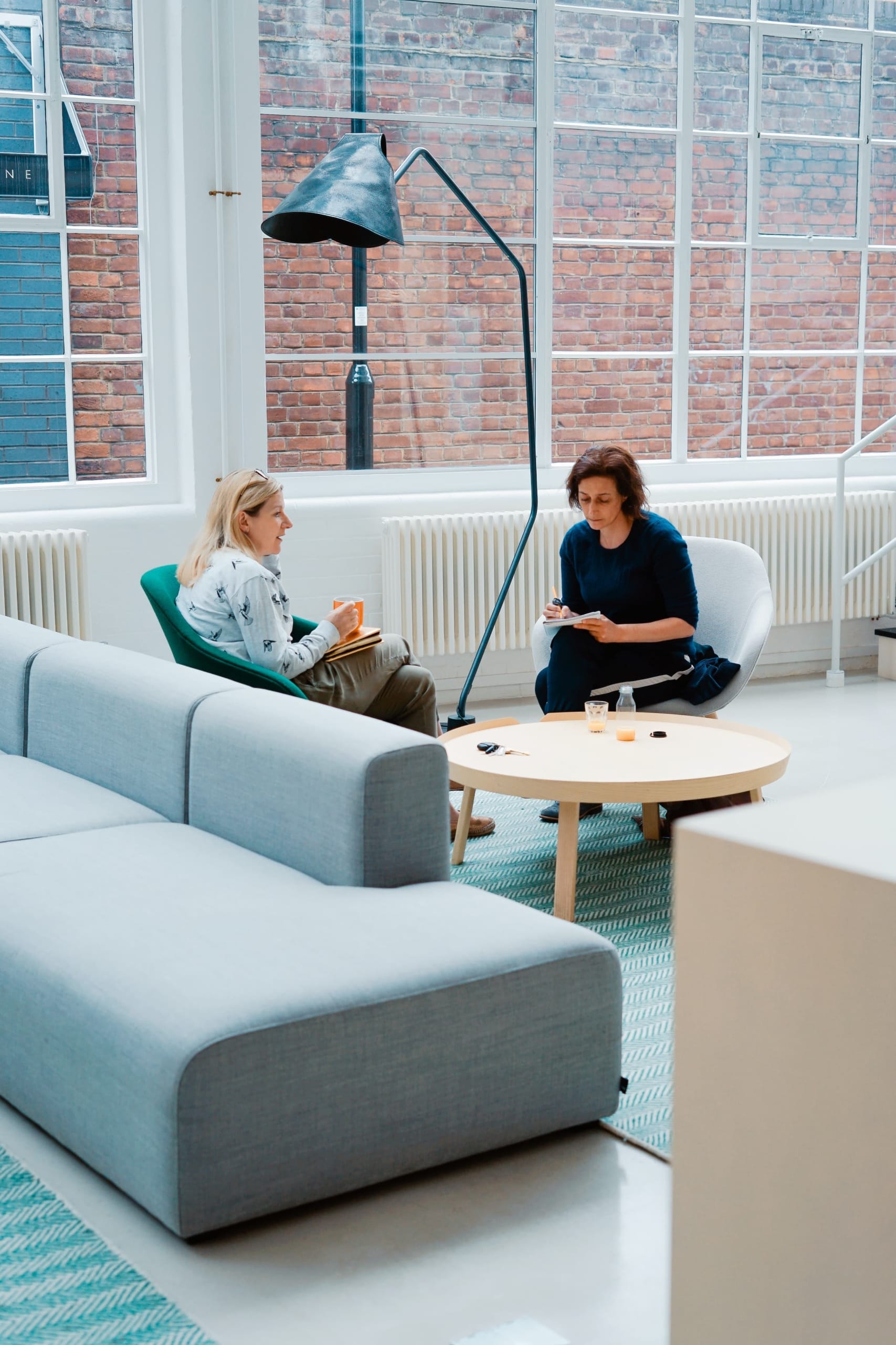 to personer i samtale. foto
