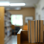 bøker i et bibliotek ingen mennesker. foto