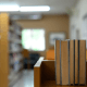 bøker i et bibliotek ingen mennesker. foto